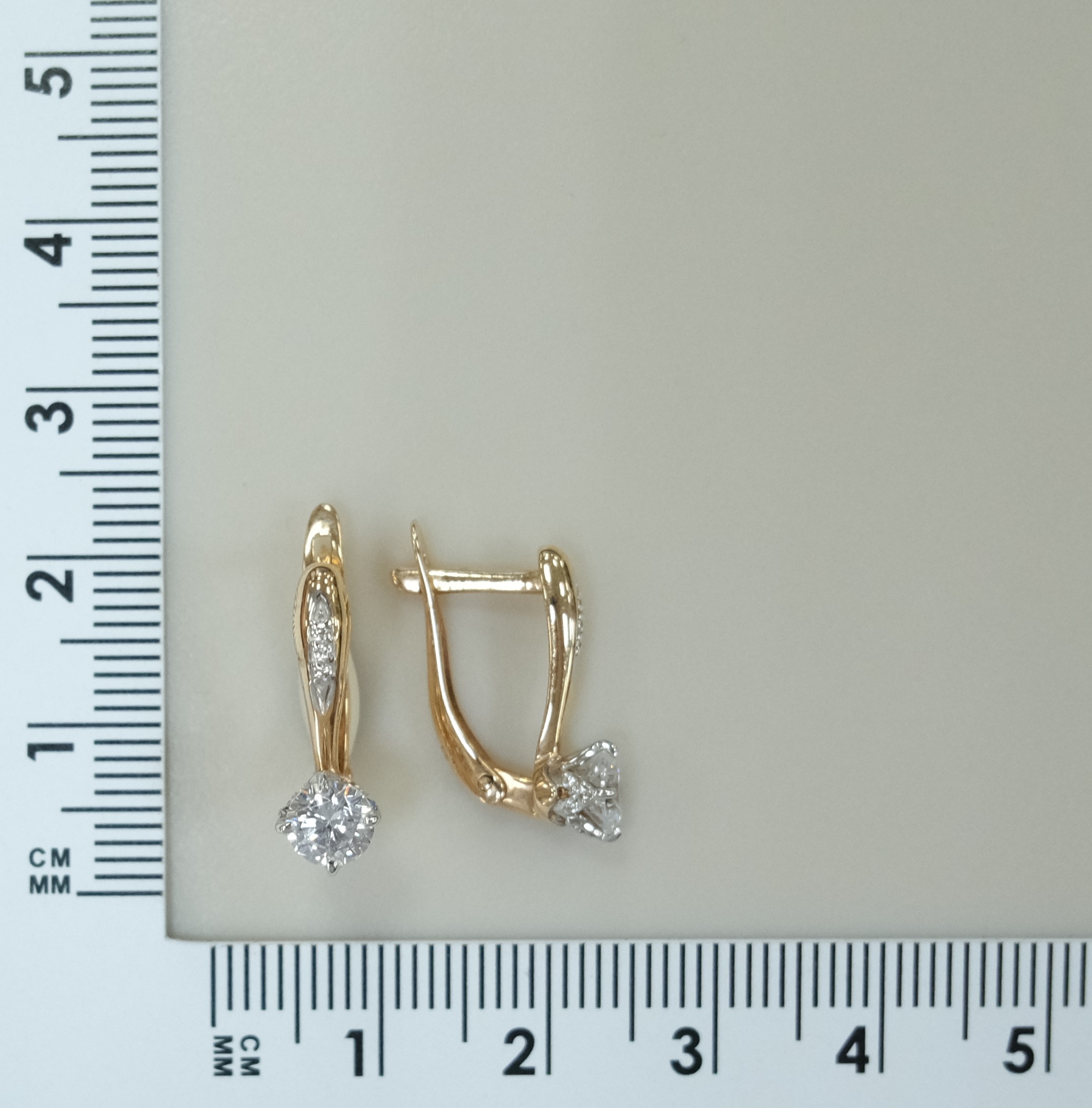 Золотые серьги 585 пробы; родий; вставки 26 Фианит бесцв.;